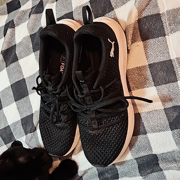 Black light weight, soft foam, puma shoes. Size 10 - Picture 3 of 5